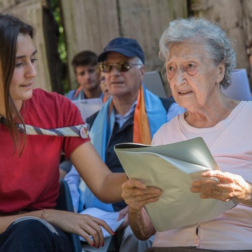 Una generazione che aiuta l'altra